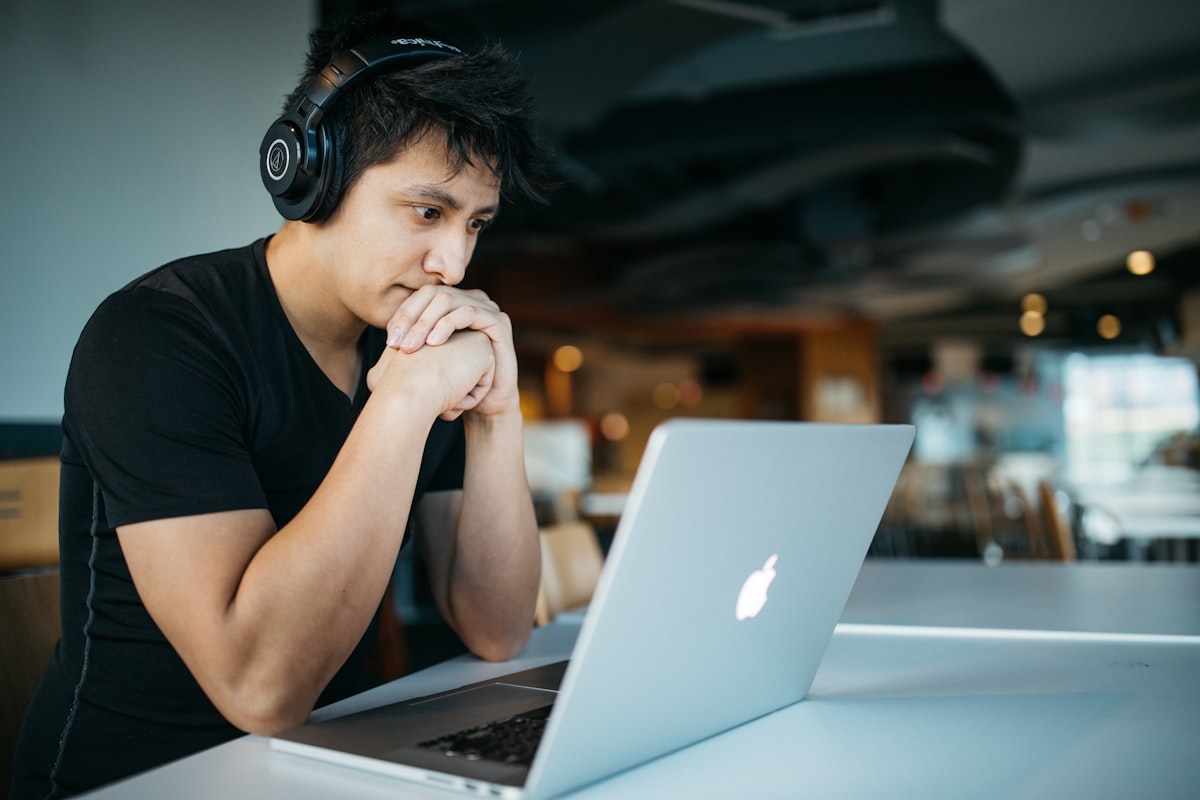 معلم يجهّز محتوى تعليميًا رقميًا على حاسوبه